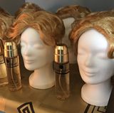 Für den perfekten G20-Ausgeh-Look bietet das Zimmer eine Auswahl an Trump-Perücken und Haarspray