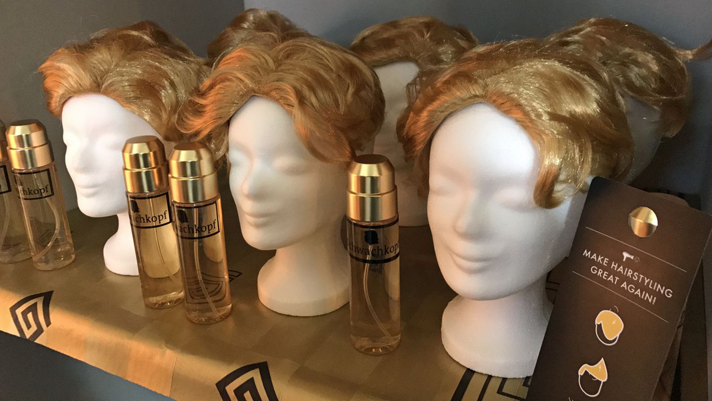 Für den perfekten G20-Ausgeh-Look bietet das Zimmer eine Auswahl an Trump-Perücken und Haarspray
