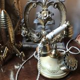 Für weltpolitische Krisengespräche zu jeder Nachtstunde steht neben dem Bett ein extravagantes Telefon bereit (nicht twitterfähig)