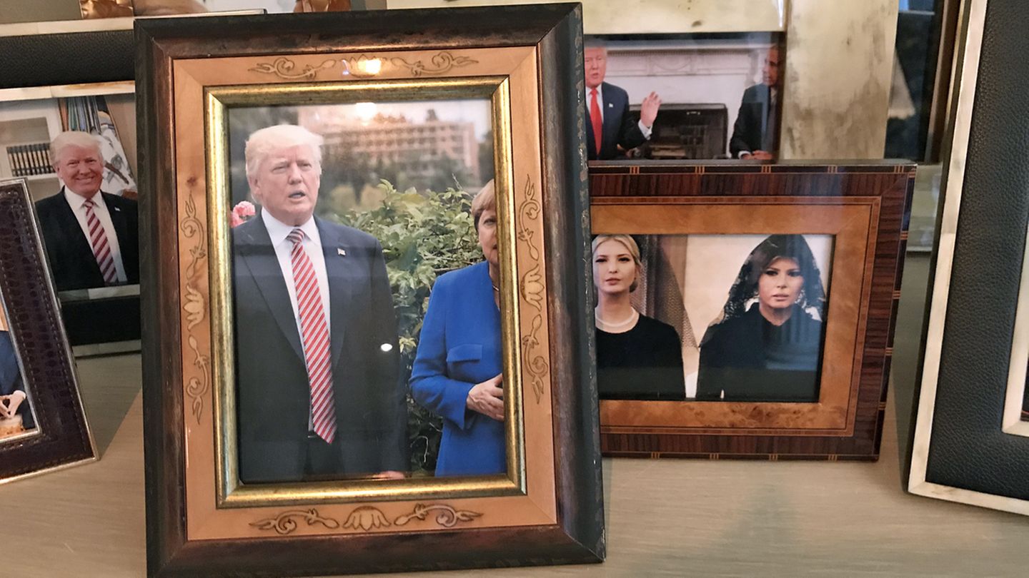 Die im Zimmer aufgestellten Bilder zeigen Trump mit seinen Liebsten