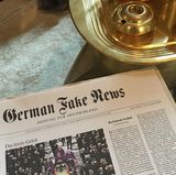 Auf dem Couchtisch liegt "German Fake News" als lokaler Medienservice für Donald Trump bereit