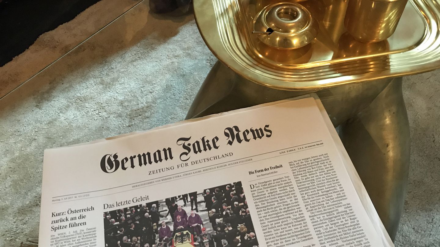 Auf dem Couchtisch liegt "German Fake News" als lokaler Medienservice für Donald Trump bereit