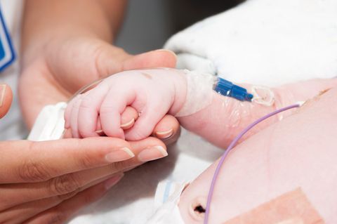 Baby erkrankt an Blutvergiftung - weil Mutter Plazenta gegessen hatte