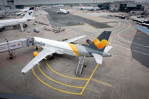 Ein Flugzeug der Airline Condor am Flughafen in Frankfurt
