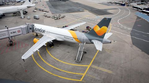 Ein Flugzeug der Airline Condor am Flughafen in Frankfurt