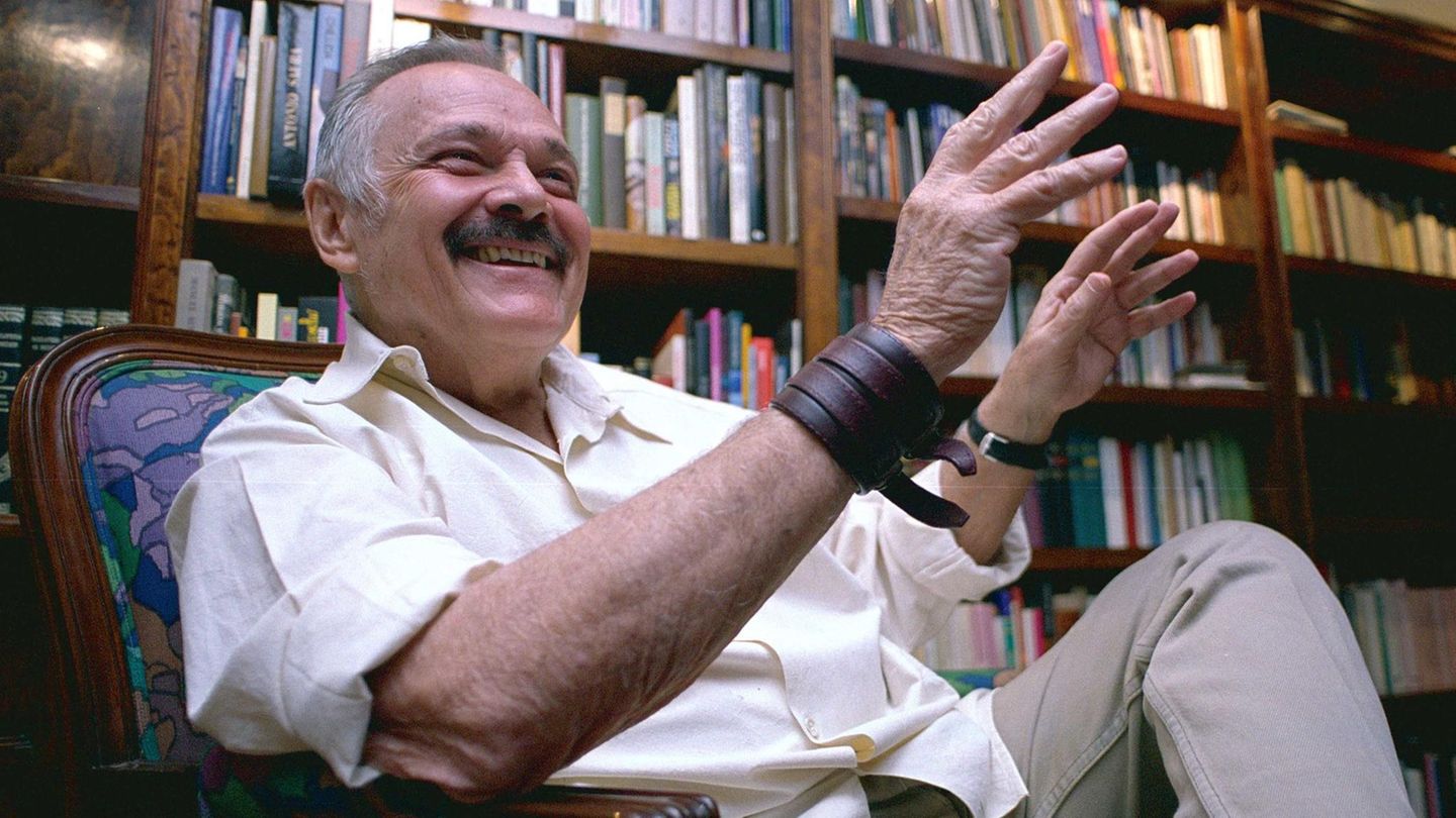 Der mexikanische Künstler José Luis Cuevas während eines Interviews in Mexiko
