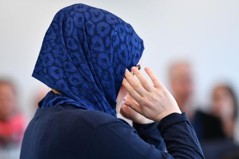 Eine Frau mit Kopftuch macht eine Aussage im Arbeitsgericht in Heidelberg