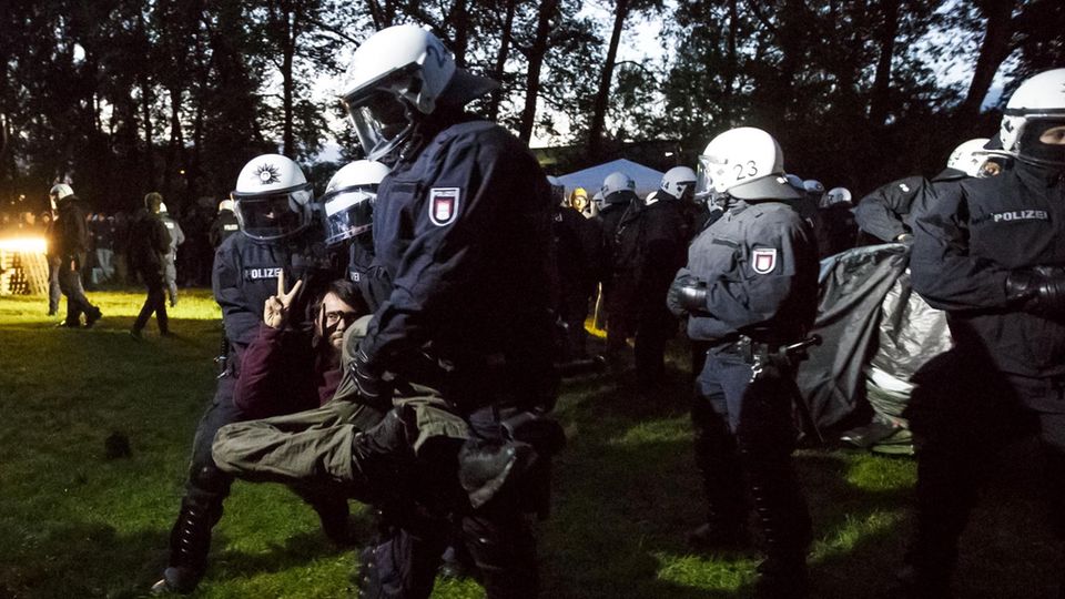 Polizisten tragen am 2. Juli einen Protestler weg. Viele Hamburger fürchten sich vor Gewalt während des G20-Gipfels.