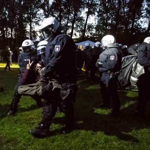 Polizisten tragen am 2. Juli einen Protestler weg. Viele Hamburger fürchten sich vor Gewalt während des G20-Gipfels.