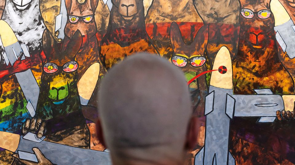 Kunstfestival in Kassel: Die Wandmalerei des Aborigines Gordon Hookey verweist auf Tradition, Moderne und Kolonialismus Die Wandmalerei des Aborigines Gordon Hookey verweist auf Tradition, Moderne und Kolonialismus