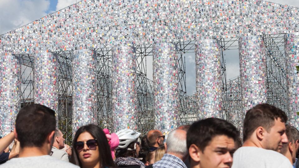 Der Bücher-Parthenon der Argentinierin Marta Minujín feiert die Freiheit des Wortes: große und kleine Werke in Klarsicht