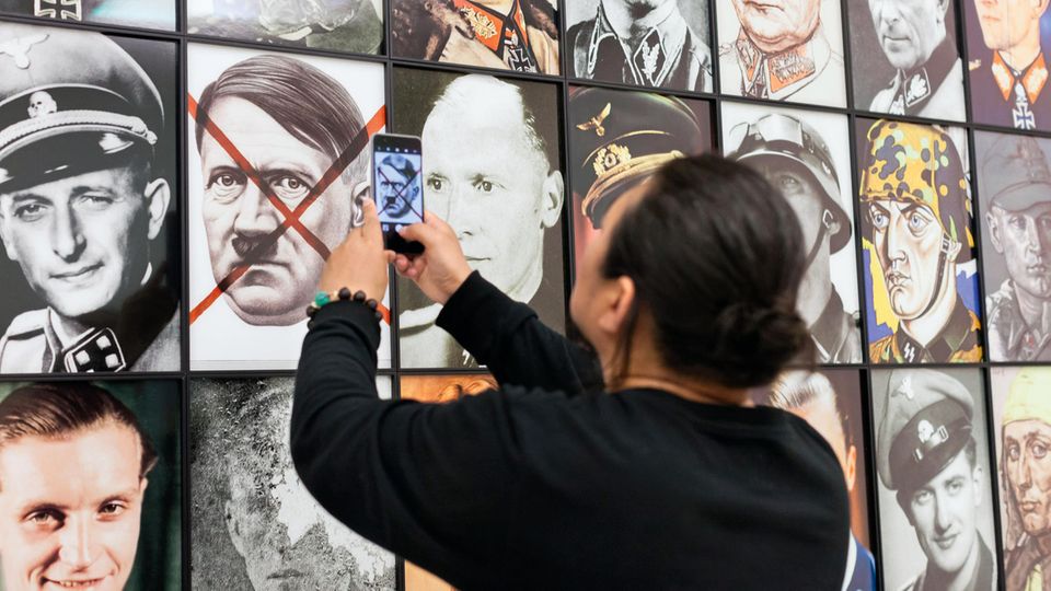 Kunstfestival in Kassel: 203 Köpfe aus der NS-Zeit hat der Pole Piotr Uklanski auf eine Fototapete gebannt. "Echte Nazis", so der Titel. Künstlerisch nicht anspruchsvoll, ist die Sogwirkung enorm 203 Köpfe aus der NS-Zeit hat der Pole Piotr Uklanski auf eine Fototapete gebannt. "Echte Nazis", so der Titel. Künstlerisch nicht anspruchsvoll, ist die Sogwirkung enorm