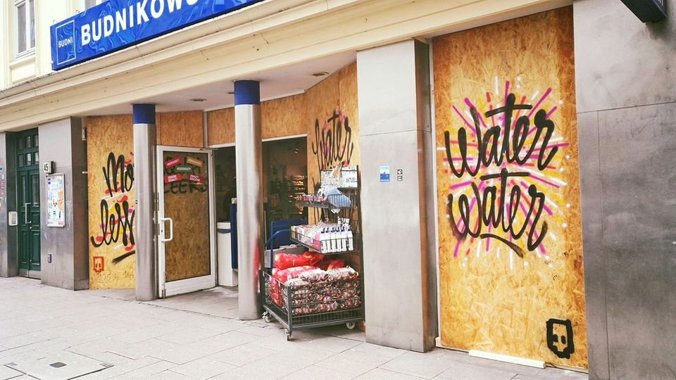 Budni in der Schanze schützt sein Schaufenster mit Brettern Budni in der Schanze schützt sein Schaufenster mit Brettern