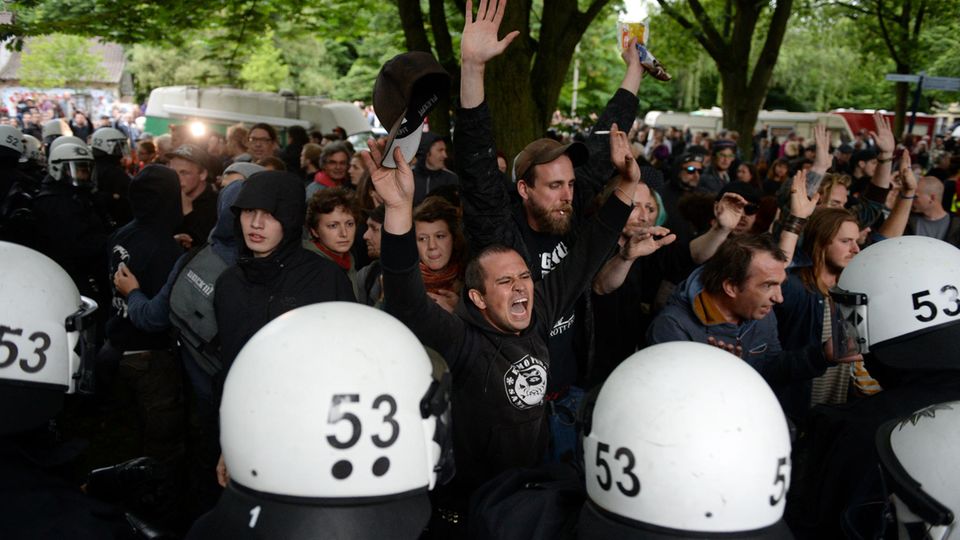 Polizei räumt einen Park in Hamburg-Altona von G20-Gegnern
