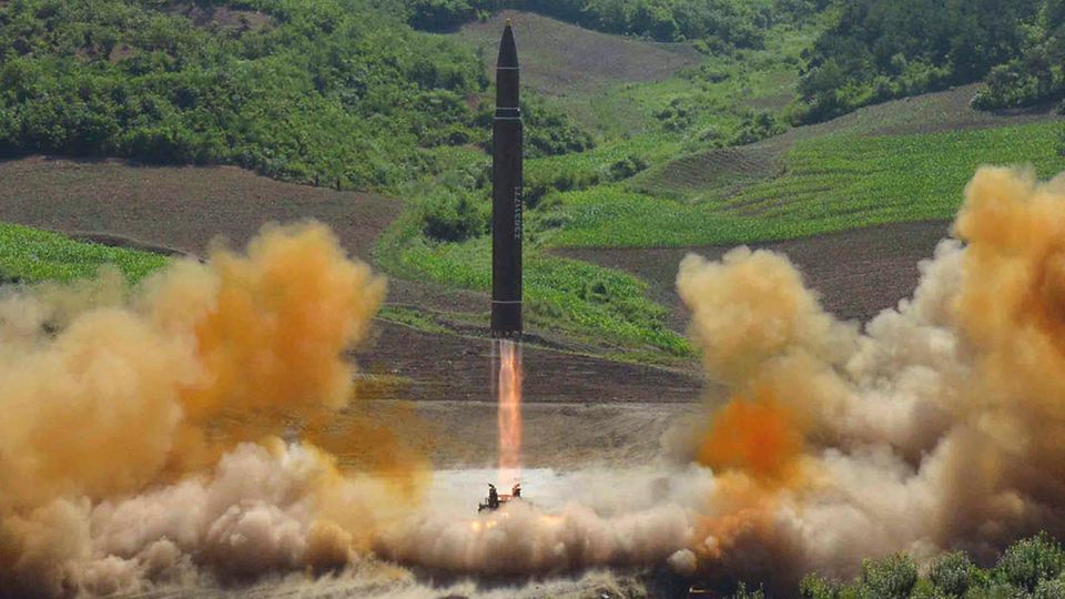 Das Foto zeigt angeblich einen erfolgreichen Test einer Interkontinentalrakete durch Nordkorea