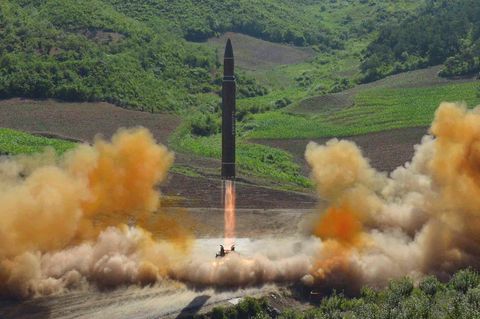 Das Foto zeigt angeblich einen erfolgreichen Test einer Interkontinentalrakete durch Nordkorea