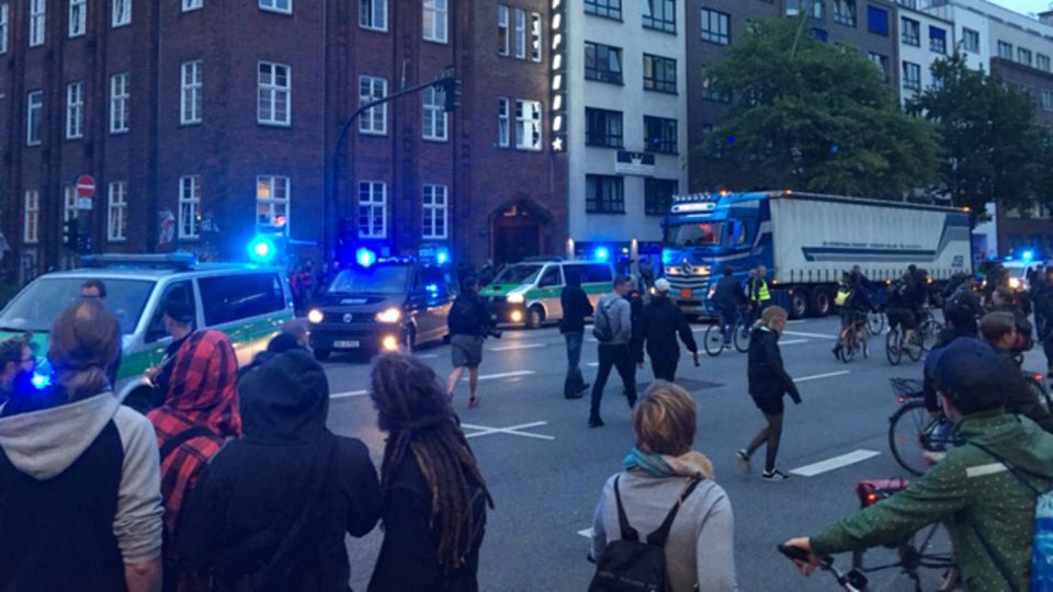 Bayerische Polizisten treffen Schanzenviertel-Bewohner Bayerische Polizisten treffen Schanzenviertel-Bewohner