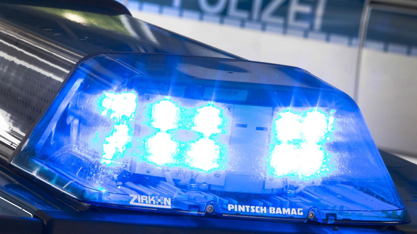 Die Polizei stellte in Gütersloh unter anderem selbstgebastelte Waffen sicher