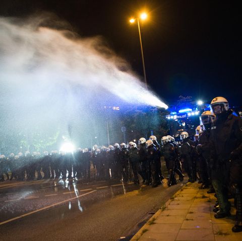 Vor dem G20-Gipfel ging die Polizei in Hamburg mit Wasserwerfern gegen Protestler vor. Vorausgegangen ist ein Streit um Zelte.