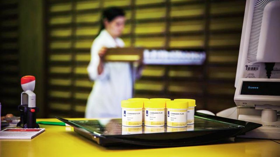 Cannabis-Anbau: Ärzte dürfen Cannabis bei "schwerwiegenden Erkrankungen" verschreiben; Dosen mit Blüten gibt es auf Rezept in der Apotheke Ärzte dürfen Cannabis bei "schwerwiegenden Erkrankungen" verschreiben; Dosen mit Blüten gibt es auf Rezept in der Apotheke