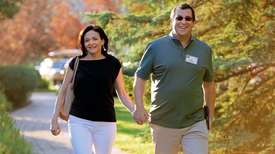 Facebook-Managerin Sheryl Sandberg: Sie waren das Powerpaar im kalifornischen Silicon Valley: Internetmanagerin Sheryl Sandberg und IT-Unternehmer Dave Goldberg. Er starb im Mai 2015 im Alter von 47 Jahren an Herzversagen. Während eines Kurzurlaubs hatte er im Fitnessstudio trainiert Sie waren das Powerpaar im kalifornischen Silicon Valley: Internetmanagerin Sheryl Sandberg und IT-Unternehmer Dave Goldberg. Er starb im Mai 2015 im Alter von 47 Jahren an Herzversagen. Während eines Kurzurlaubs hatte er im Fitnessstudio trainiert
