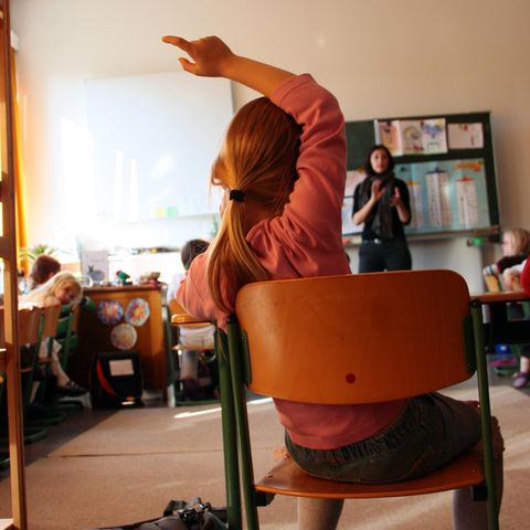 Eine Schülerin meldet sich im Klassenzimmer