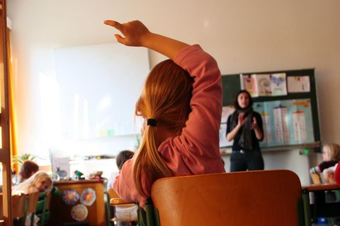 Eine Schülerin meldet sich im Klassenzimmer
