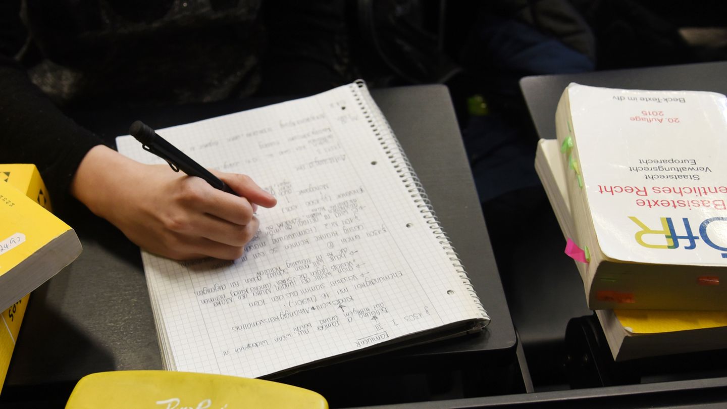 Student bekommt für eine Hausarbeit drei unterschiedliche Noten