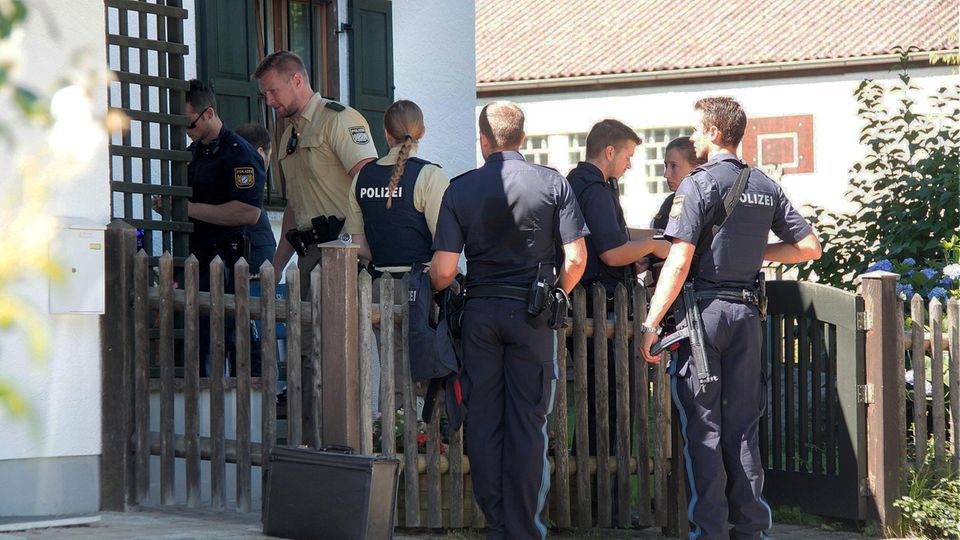 Polizisten am Tatort in Vogtareuth: Ein Großvater hat seinen achtjährigen Enkel erschossen Polizisten am Tatort in Vogtareuth: Ein Großvater hat seinen achtjährigen Enkel erschossen