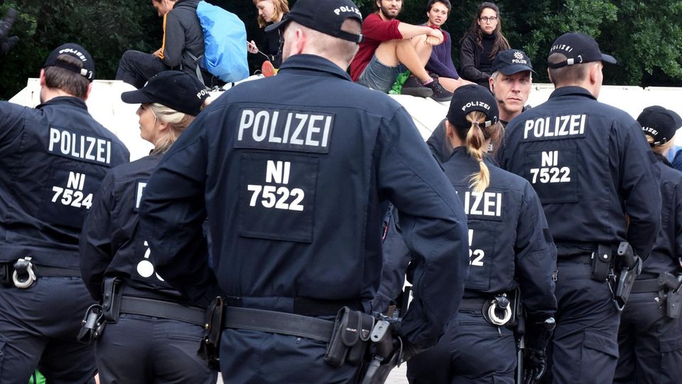 Friedlicher G20-Protest: Kopfstand und gelbe Yogis statt Bengalos und schwarzer Block Friedlicher G20-Protest: Kopfstand und gelbe Yogis statt Bengalos und schwarzer Block