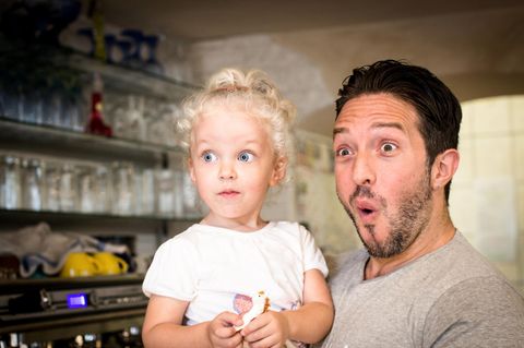 Vater mit Tochter im Arm