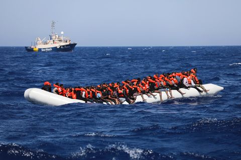 Flüchtlinge auf dem Mittelmeer: Retten! Oder nicht?