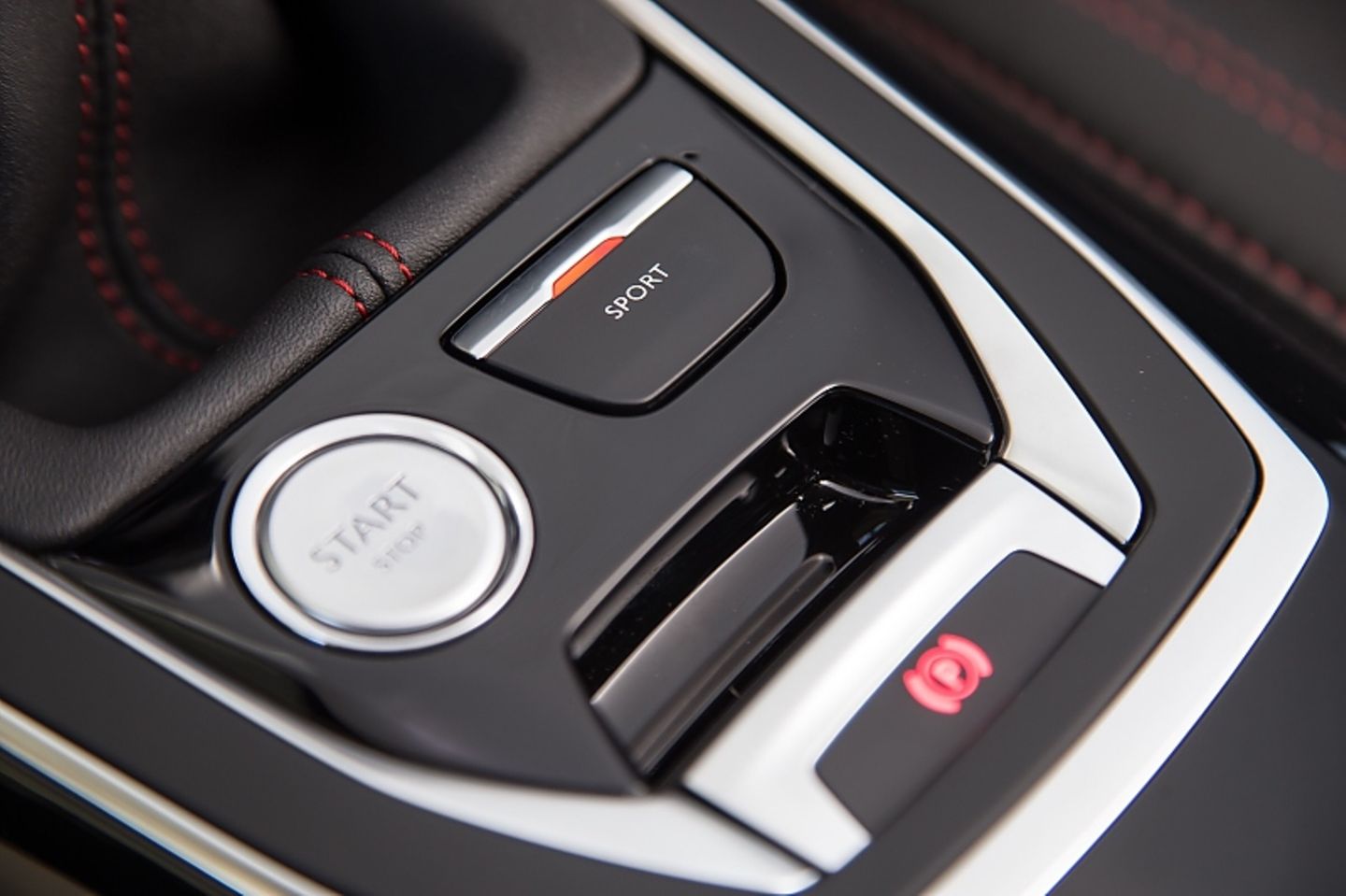 Im Peugeot 308 GTi gleich neben dem Startknopf: der Sport-Schalter