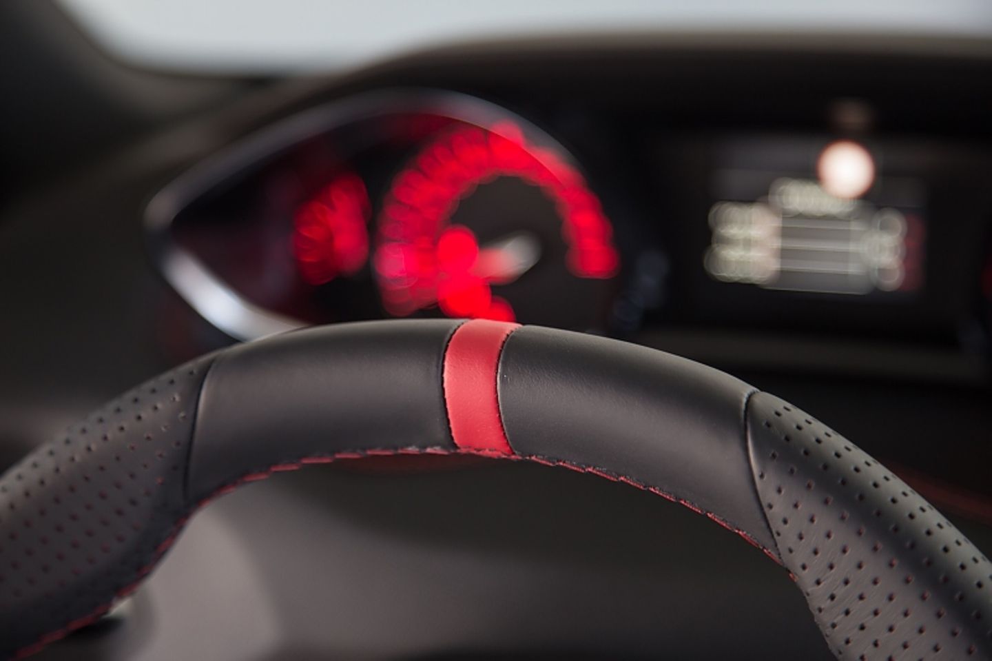 Eine rote Markierung im Lenkrad des Peugeot 308 GTi zeigt, wo es geradeaus geht