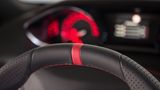 Eine rote Markierung im Lenkrad des Peugeot 308 GTi zeigt, wo es geradeaus geht