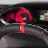 Eine rote Markierung im Lenkrad des Peugeot 308 GTi zeigt, wo es geradeaus geht