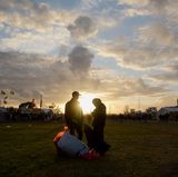 Pfandsammler vorm Sonnenuntergang