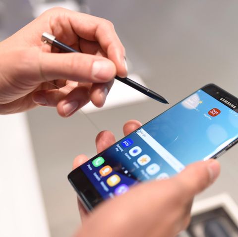 Ein Samsung Galaxy Note 7 Smartphone wird bedient
