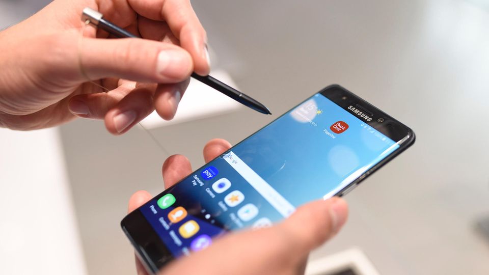 Ein Samsung Galaxy Note 7 Smartphone wird bedient