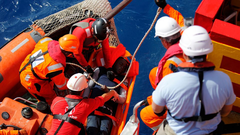 Bootsflüchtlinge: Die Helfer versuchen alles, um Zibo wiederzubeleben. Er stirbt an Deck des Schiffes Die Helfer versuchen alles, um Zibo wiederzubeleben. Er stirbt an Deck des Schiffes