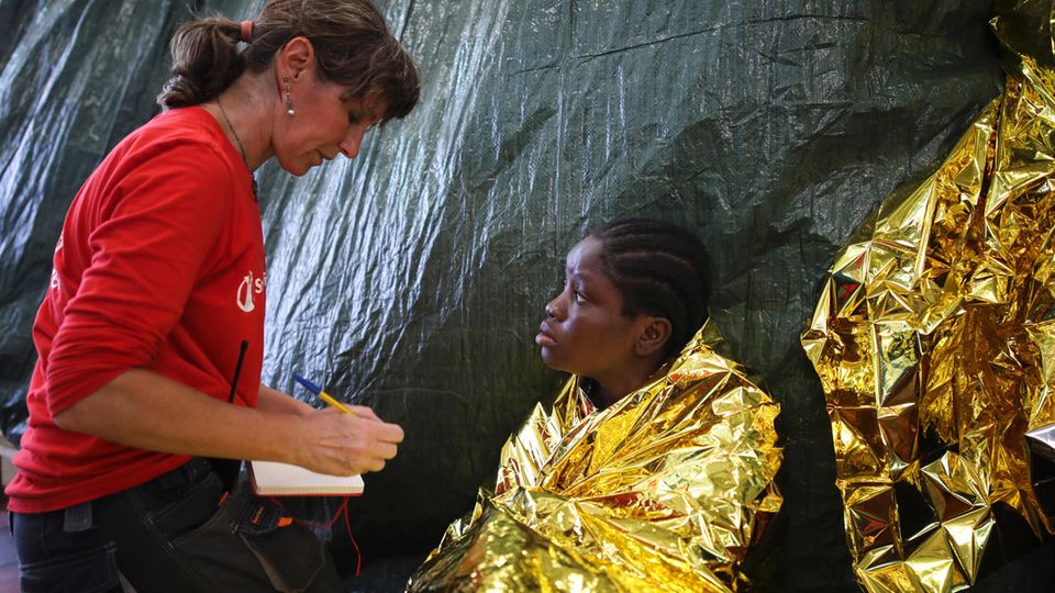 Ärztin Giovanna Scaccabarozzi versorgt die Flüchtlinge an Bord. Die Folien sollen sie warm halten