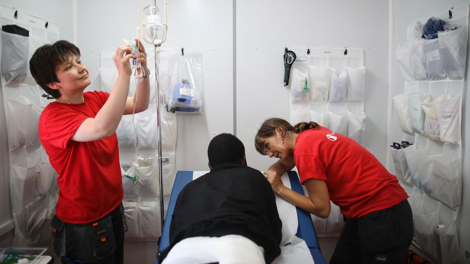 Bootsflüchtlinge: Nachdem die Wunden ausgewaschen wurden werden die Verätzungen mit Verbänden versorgt Nachdem die Wunden ausgewaschen wurden werden die Verätzungen mit Verbänden versorgt