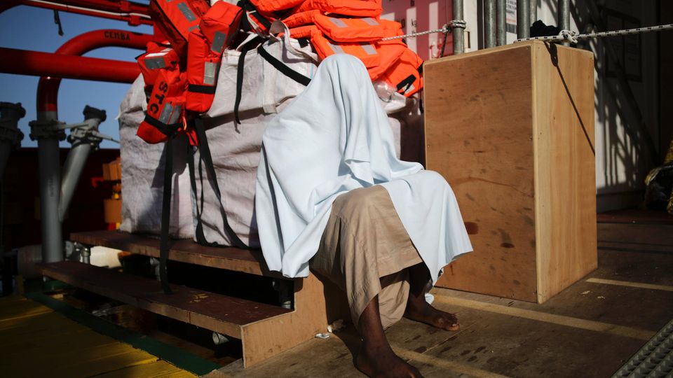 Ein Mann trauert vor dem Kühlcontainer in dem die Leichen aufbewahrt werden