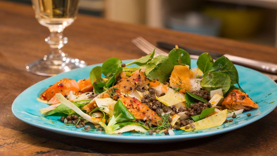 Raffiniertes Sommergericht: Dieser Linsensalat mit geräuchertem Fisch ist der perfekte Energielieferant