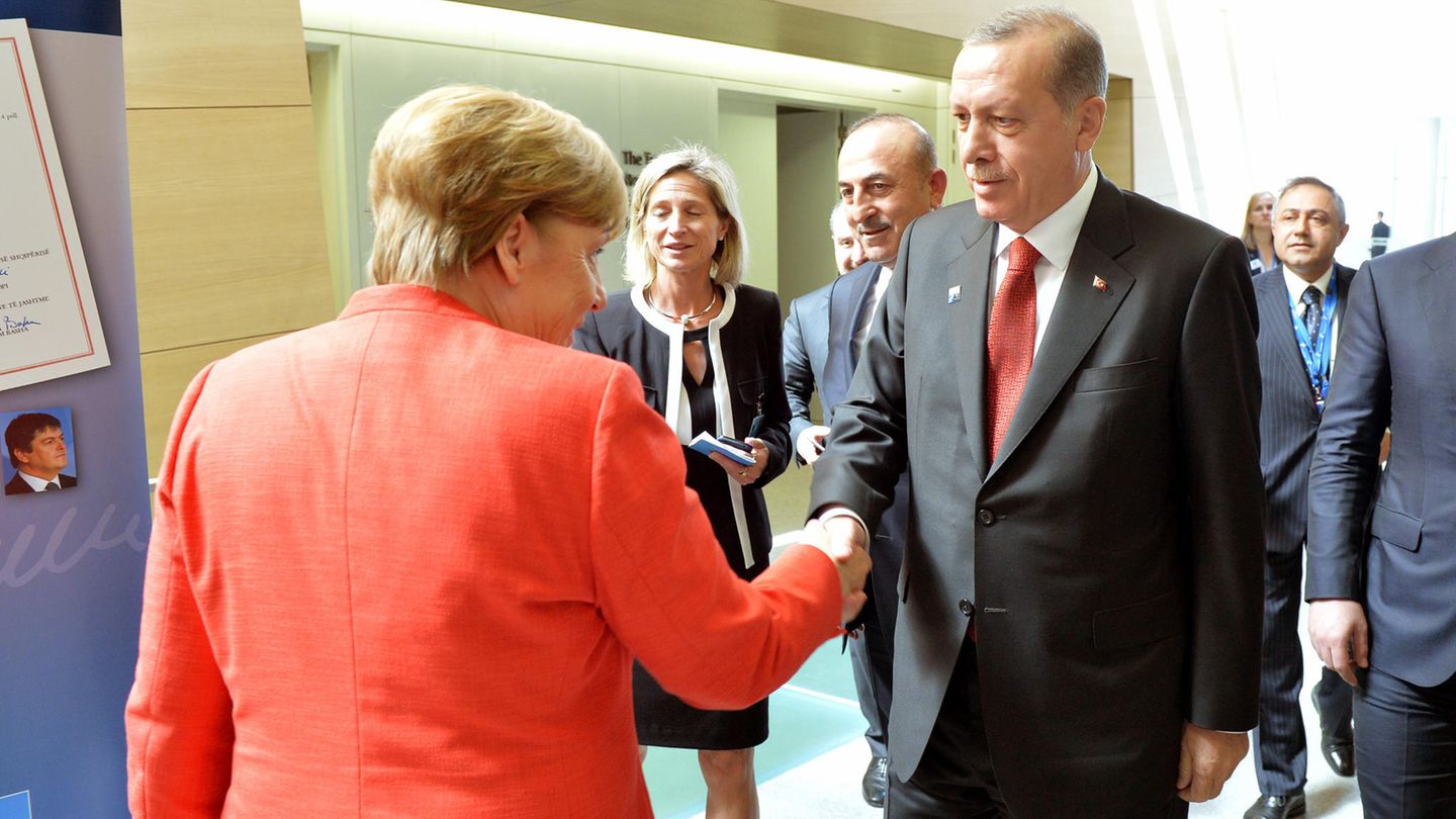 Herzlich sieht anders aus: Angela Merkel und Recep Tayyip Erdogan bei einem Treffen am Rande des Nato-Gipfels im Mai