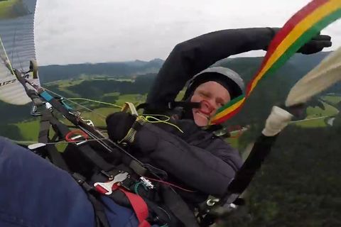 Horrorsturz: Paraglider verliert Kontrolle über Schirm und stürzt ungebremst in den Abgrund