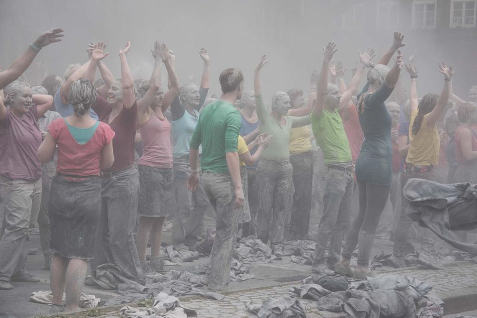 1000 Gestalten Akteure in farbigen T-Shirts