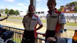  Prominenz in der Porsche VIP Lounge in Goodwood: links: Nick Tandy, Le Mans-Gewinner von 2015 im Porsche 919 Hybrid, rechts: Brendon Hartley, Le Mans-Gewinner von 2017 im Porsche 919 Hybrid. 