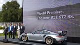 orsche nutzt das Goodwood Festival zur Weltpremiere des neuen 911 GT2 RS. Boss Holger Blume (Mitte) hat Rennlegende Walter Röhrl (2. v. rechts) und den ehemaligen Formel-1 Piloten Mark Webber (2. v. links) mitgebracht. 