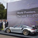 orsche nutzt das Goodwood Festival zur Weltpremiere des neuen 911 GT2 RS. Boss Holger Blume (Mitte) hat Rennlegende Walter Röhrl (2. v. rechts) und den ehemaligen Formel-1 Piloten Mark Webber (2. v. links) mitgebracht. 